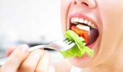 Dents, digestion, poids... : pourquoi il est si important de bien mâcher